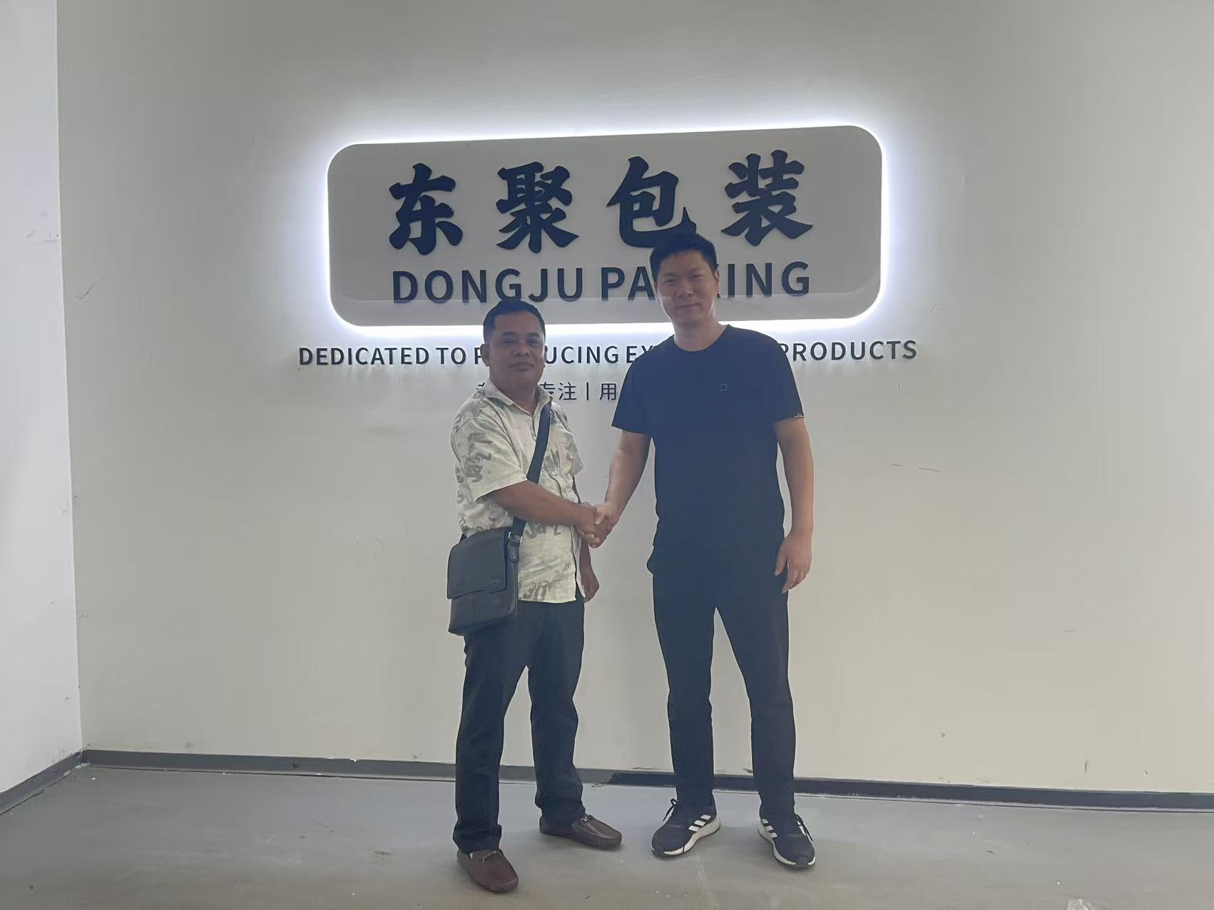 Helping Cambodian customers create customized packaging bags for laundry powder